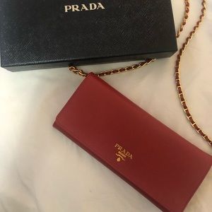prada wallet on chain